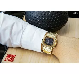 Deslumbrante combinación de lujo y naturaleza: reloj Casio G-Shock DW-5000 de oro en caja de madera de paulownia